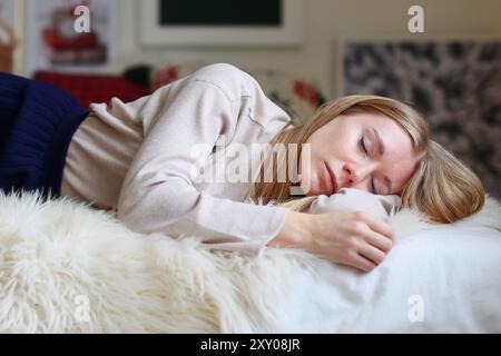 Das Mädchen leidet an einem Mangel an Vitaminen, schläft tagsüber Stockfoto