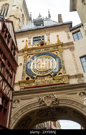 Gros Horloge, die große Uhr, eine astronomische Uhr aus dem 14. Jahrhundert, Rue du Gros-Horloge, Rouen, Normandie, Frankreich Stockfoto