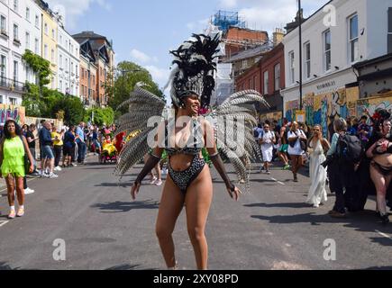 London, Großbritannien. August 2024. Eine Tänzerin in einem aufwendigen Kostüm tritt bei der Parade am zweiten Tag des Notting Hill Karnevals auf. Die jährliche Veranstaltung in Londons beliebter Umgebung Notting Hill zieht rund eine Million Menschen an und ist in erster Linie eine Feier der karibischen Kultur. Quelle: Vuk Valcic/Alamy Live News Stockfoto