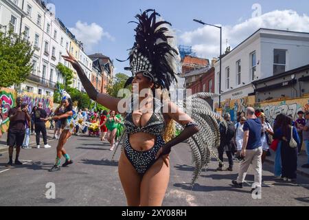 London, Großbritannien. August 2024. Eine Tänzerin in einem aufwendigen Kostüm tritt bei der Parade am zweiten Tag des Notting Hill Karnevals auf. Die jährliche Veranstaltung in Londons beliebter Umgebung Notting Hill zieht rund eine Million Menschen an und ist in erster Linie eine Feier der karibischen Kultur. Quelle: Vuk Valcic/Alamy Live News Stockfoto