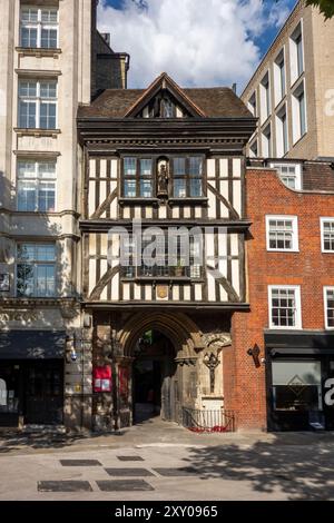 St. Bartholomew's Gatehouse, historisches Fachwerkgebäude, Smithfield, City of London, Großbritannien Stockfoto