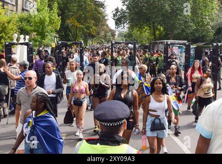 London, Großbritannien. August 2024. Am zweiten Tag des Notting Hill Karnevals werden Metalldetektoren installiert, da die Sicherheit nach den Messerstechungen und Festnahmen am Vortag erhöht wird. Quelle: Vuk Valcic/Alamy Live News Stockfoto