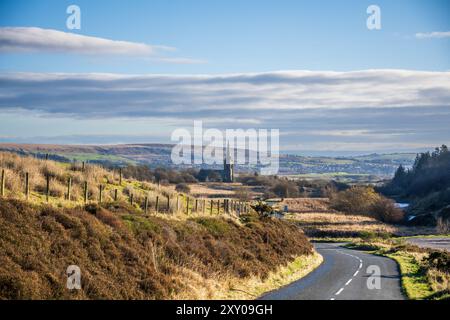 St Peter's Church, Belmont Village Bolton Greater Manchester UK hebt sich an der Skyline auf der Zufahrtsstraße von den Rivington Moors ab Stockfoto