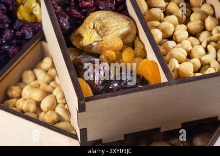 Nüsse und getrocknete Früchte mischen, gesunde und gesunde Lebensmittel. Getrocknete Früchte mit Nüssen. Cashewnüsse, Haselnüsse, Erdnüsse, getrocknete Aprikosen, Viburnum, Rosinen Stockfoto