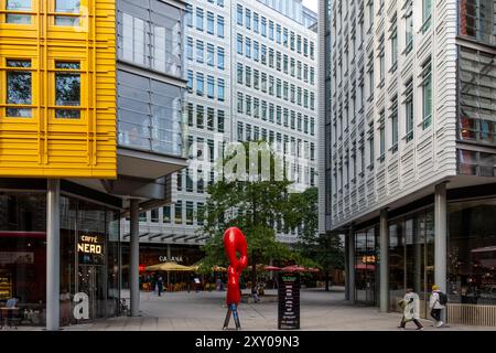 Farbenfrohe Fassaden von Central Saint Giles von Renzo Piano, London, Großbritannien Stockfoto