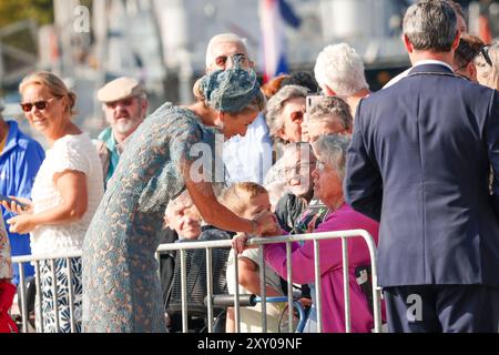 Vlissingen, Niederlande. , . König Willem Alexander und Königin Máxima bei einem Regionalbesuch in Walcheren in der Provinz Zeeland. Das Königspaar besucht die Gemeinden Vlissingen, Middelburg und Veere. FOTO: NLBeeld/FotovrouwtjeIn dem Foto: Der Regionalbesuch beginnt im Scheldekwartier in Vlissingen. Das Königspaar geht von der Dokbrug zur Machinefabriek Credit: NL Beeld/Alamy Live News Stockfoto