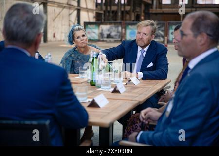 Vlissingen, Niederlande. , . König Willem Alexander und Königin Máxima bei einem Regionalbesuch in Walcheren in der Provinz Zeeland. Das Königspaar besucht die Gemeinden Vlissingen, Middelburg und Veere. FOTO: NLBeeld/FotovrouwtjeIn dem Foto: Der Regionalbesuch beginnt im Scheldekwartier in Vlissingen. Das Königspaar geht von der Dokbrug zur Machinefabriek Credit: NL Beeld/Alamy Live News Stockfoto