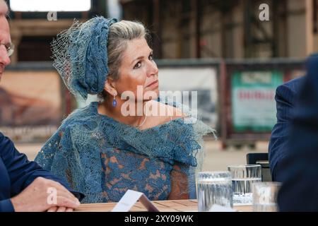 Vlissingen, Niederlande. , . König Willem Alexander und Königin Máxima bei einem Regionalbesuch in Walcheren in der Provinz Zeeland. Das Königspaar besucht die Gemeinden Vlissingen, Middelburg und Veere. FOTO: NLBeeld/FotovrouwtjeIn dem Foto: Der Regionalbesuch beginnt im Scheldekwartier in Vlissingen. Das Königspaar geht von der Dokbrug zur Machinefabriek Credit: NL Beeld/Alamy Live News Stockfoto