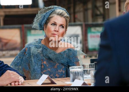 Vlissingen, Niederlande. , . König Willem Alexander und Königin Máxima bei einem Regionalbesuch in Walcheren in der Provinz Zeeland. Das Königspaar besucht die Gemeinden Vlissingen, Middelburg und Veere. FOTO: NLBeeld/FotovrouwtjeIn dem Foto: Der Regionalbesuch beginnt im Scheldekwartier in Vlissingen. Das Königspaar geht von der Dokbrug zur Machinefabriek Credit: NL Beeld/Alamy Live News Stockfoto