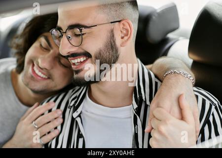 Zwei Männer sitzen in einem Auto, lächeln und halten Hände. Stockfoto