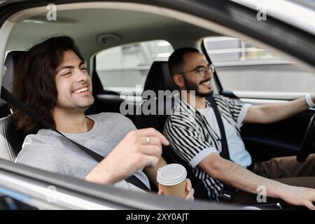 Ein Paar genießt eine sonnige Nachmittagsfahrt mit Kaffee und Lächeln. Stockfoto