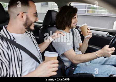 Ein schwules Paar teilt sich einen Moment der Intimität und des Lachens, während es einen Kaffee trinkt. Stockfoto