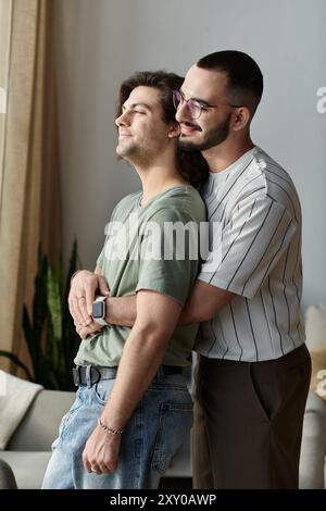 Ein schwules Paar steht nahe und nimmt sich in einen Moment der gemeinsamen Liebe und Intimität ein. Stockfoto