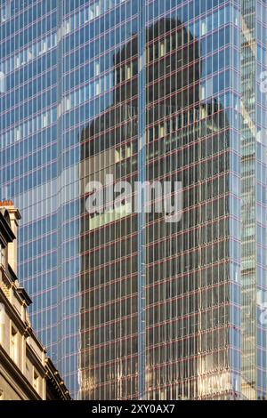 Der NatWest Tower spiegelt sich in 22 Bishopsgate Wolkenkratzern in London, Großbritannien Stockfoto