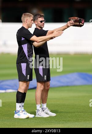 England Fast Bowling Mentor James Anderson (rechts) während einer Nets Session im Lord's, London. Bilddatum: Dienstag, 27. August 2024. Stockfoto