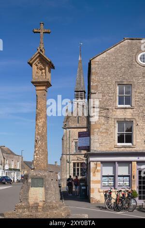 England, Gloucestershire, Stow on the Wold, Market Cross mit einer Gedenktafel zum Gedenken an die Schlacht von Stow im Jahr 1646, die 2012 hinzugefügt wurde, ist die Gedenktafel eine symbolische Erinnerung an Markthändler im Mittelalter, ehrlich nach der Charta zu handeln, die 1107 begann. Stockfoto