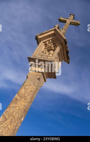 England, Gloucestershire, Stow on the Wold, Market Cross mit einer Gedenktafel zum Gedenken an die Schlacht von Stow im Jahr 1646, die 2012 hinzugefügt wurde, ist die Gedenktafel eine symbolische Erinnerung an Markthändler im Mittelalter, ehrlich nach der Charta zu handeln, die 1107 begann. Stockfoto