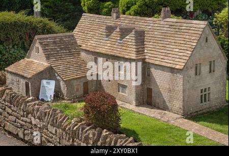 England, Gloucestershire, Bourton-on-the-Water, The Model Village ist eine Miniaturnachbildung der Gebäude, die in Bourton on the Water in den 1930er Jahren existierten und zwischen 1936 und 1940 erbaut wurden. Stockfoto