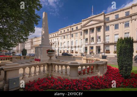 England, Gloucestershire, Cheltenham, Promenade, Municipal Offices and Gardens aus dem Jahr 1840 mit dem Denkmal für den Ersten Weltkrieg im Vordergrund, das 1921 errichtet und 2016 restauriert wurde. Stockfoto