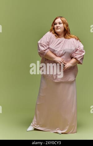 Frau in rosa Bluse, Rock, rotem Haar Stockfoto