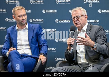 Prag, Tschechische Republik. August 2024. Globsec-Gründer Robert Vass, links, und Vorsitzender des Vorbereitungsausschusses Petr Kolar nehmen an einem informellen Pressegespräch über das Programm und die Neuigkeiten der 19. Globsec-Forum-Sicherheitskonferenz (August 30-1. September) und die Gründe für ihre Abhaltung in Prag am 27. August 2024 Teil. Quelle: VIT Simanek/CTK Photo/Alamy Live News Stockfoto