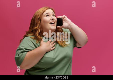 Eine Frau in eleganter Kleidung erhält gute Nachrichten am Telefon. Stockfoto