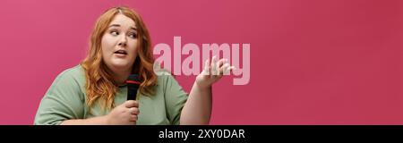 Frau mit rotem Haar, die das Mikrofon hält, spricht mit Überzeugung und Gesten richtig Stockfoto