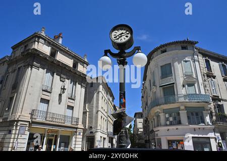 Avignon (Südostfrankreich): Alte Gebäude und die berühmte Uhr, die 1896 auf dem Platz „Place Carnot“ errichtet wurde Stockfoto