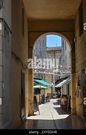 Avignon (Südostfrankreich): Straße „Rue Berheim Lyon“, Fußgängerzone unter zwei aufeinander folgenden Veranden, die das jüdische Viertel abgrenzten Stockfoto