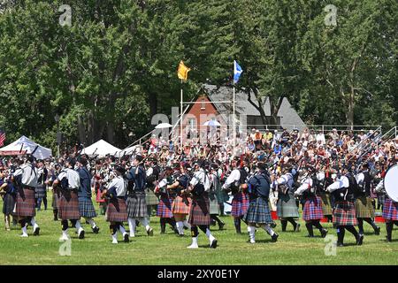 Kanada, Québec, Montreal: Die Montreal Highland Games 2022 auf dem Gelände des ​Douglas Hospital. Schottische Leichtathletik, Pfeifenbänder, Highland Dancing, Celtic Stockfoto