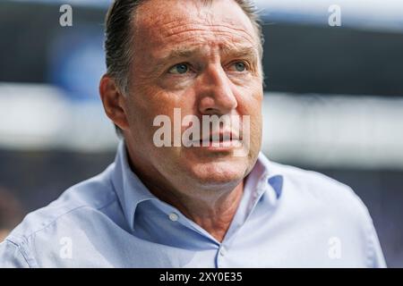 Magdeburg, Deutschland. August 2024. firo: 25.08.2024, Fußball, 2. Liga, 2. Bundesliga, Saison 2024/2025, 1. FC Magdeburg - FC Schalke 04 Sportdirektor Marc Wilmots (FC Schalke 04) Porträt, Detail, Details, Nahaufnahme, Kredit: dpa/Alamy Live News Stockfoto