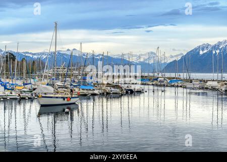 Port Lausanne-Ouchy mit vielen Yachten aller Größen. Am Horizont in der Ferne befindet sich Evian-les-Bains auf der gegenüberliegenden französischen Seite des Genfer Sees. Stockfoto
