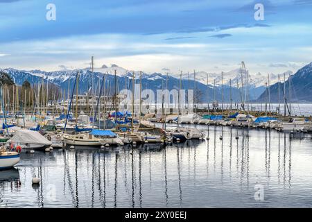 Port Lausanne-Ouchy mit vielen Yachten aller Größen. Am Horizont in der Ferne befindet sich Evian-les-Bains auf der gegenüberliegenden französischen Seite des Genfer Sees. Stockfoto
