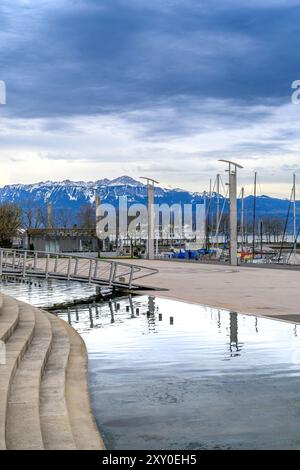 Place de Navigation / Place de la Navigation Marina am Genfersee, Lausanne, Schweiz. Kurvenförmig geformt, passend zu den fernen Gebirgsformen. Stockfoto