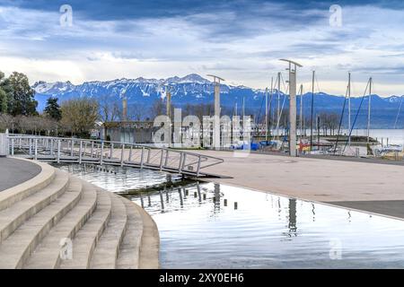 Place de Navigation / Place de la Navigation Marina am Genfersee, Lausanne, Schweiz. Kurvenförmig geformt, passend zu den fernen Gebirgsformen. Stockfoto