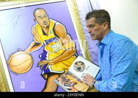 Aventura, USA. August 2024. AVENTURA, FLORIDA - 24. AUGUST: Anthony DiMaggio nimmt am “MAMBA Day” um genau 20:24 Uhr an der Enthüllung des signierten Kunststücks von Kobe Bryant Teil und signiert am 24. August in Aventura, Florida, in Anwesenheit von Kobe und Schild „Kobe 24 Mamba“ in der Gallery Art am 24. August 2024 in Aventura, Florida. (Foto: JL/SIPA USA) Credit: SIPA USA/Alamy Live News Stockfoto