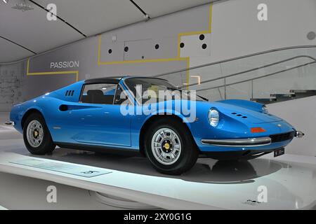 Italien, Modena: Das Museo Casa Enzo Ferrari, ein Museum, das sich auf das Leben und Werk von Enzo Ferrari konzentriert. Dino 246 GTS, V6-Sportwagen mit Mittelmotor, hergestellt von Stockfoto