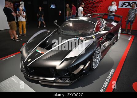 Italien, Maranello: Das Museo Casa Enzo Ferrari, ein 1990 gegründetes Museum. Der 6262 ccm V12 (2017) des FXX K ist ein Sportwagen für den exklusiven Einsatz auf der Rennstrecke Stockfoto