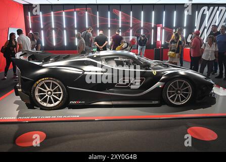 Italien, Maranello: Das Museo Casa Enzo Ferrari, ein 1990 gegründetes Museum. Besucher rund um einen Ferrari FXX K Evo 6262 ccm V12 (2017), Sportwagen für E Stockfoto