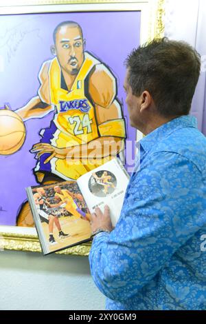 Aventura, USA. August 2024. AVENTURA, FLORIDA - 24. AUGUST: Anthony DiMaggio nimmt am “MAMBA Day” um genau 20:24 Uhr an der Enthüllung des signierten Kunststücks von Kobe Bryant Teil und signiert am 24. August in Aventura, Florida, in Anwesenheit von Kobe und Schild „Kobe 24 Mamba“ in der Gallery Art am 24. August 2024 in Aventura, Florida. (Foto: JL/SIPA USA) Credit: SIPA USA/Alamy Live News Stockfoto