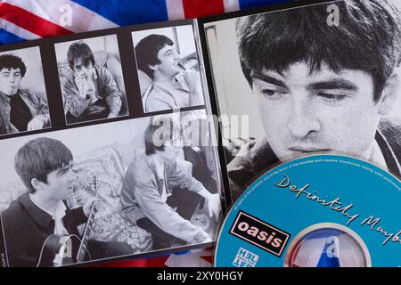 London, UK - 27. August 2024: Oasis-Band-cds. Oasis ist eine beliebte Rockband aus der 1990er-Jahre-Epoche. Stockfoto