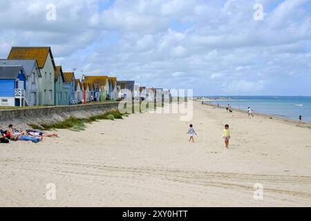 Frankreich, Ravenoville-Plage, 07.08.2024: nur wenige Menschen am Strand vor den kleinen, bunten Strandhäuser von Ravenoville-Plage auf der Halbinsel Cotentin im Departement Manche in der Nähe vom Utah Beach, wo 1944 Uhr D-Day die Alliierten landeten *** France, Ravenoville Plage, 07 08 2024 wo die Alliierten am D-Tag 1944 landeten Stockfoto