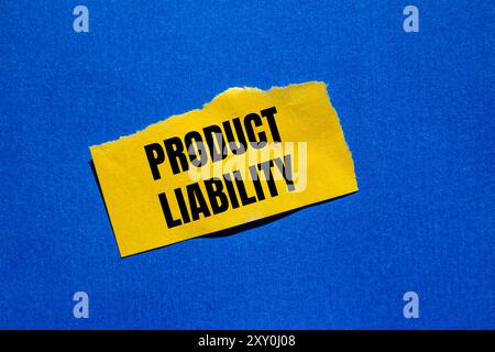 Produkthaftungsnachricht auf gerissenem gelbem Papierstück mit blauem Grund. Symbol für konzeptionelle Produkthaftung. Kopierbereich. Stockfoto
