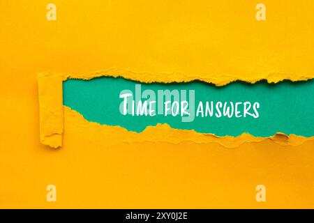 Die Nachricht „Zeit für Antworten“ wurde auf gerissenem gelbem Papier mit blauem Hintergrund geschrieben. Symbol für die konzeptionelle Zeit für Antworten. Kopierbereich. Stockfoto