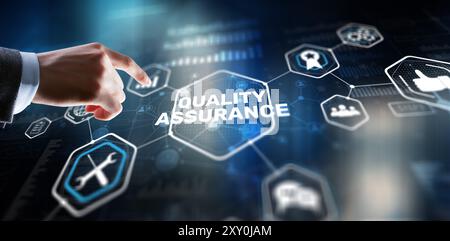 QA Geschäftsmann drücken Qualitätssicherung Taste auf virtuellen Bildschirmen. Stockfoto