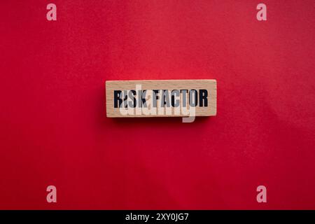 Risikofaktor-Meldung auf Holzblock mit rotem Hintergrund geschrieben. Konzeptionelles Risikofaktorsymbol. Kopierbereich. Stockfoto