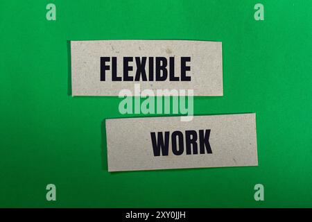 Flexible Arbeitsbotschaft auf Papier mit grünem Hintergrund. Konzeptionelles flexibles Arbeitssymbol. Kopierbereich. Stockfoto