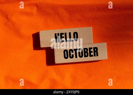 Hallo oktober Nachricht geschrieben auf Holzblöcken mit orangem Hintergrund. Konzeptionelles Hallo-oktober-Symbol. Kopierbereich. Stockfoto