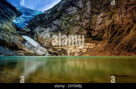 Panoramablick auf den Briksdalsbreen Gletscher mit dem Briksdalsvatn Schmelzwassersee im Vordergrund Stockfoto