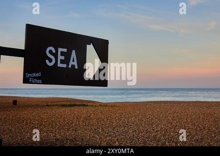 Wegweiser zum Meer am Aldeburgh Beach, Suffolk, England. Stockfoto